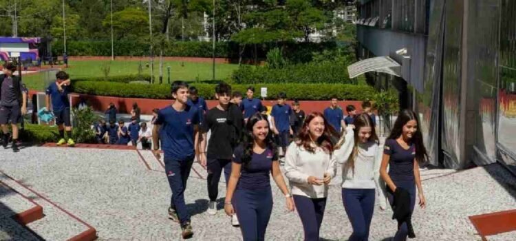 Los Ángeles abre 100 “zonas seguras” en escuelas para estudiantes migrantes
