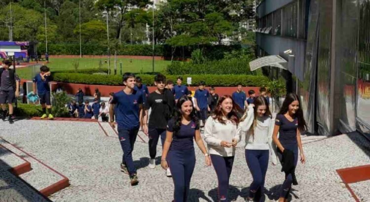Los Ángeles abre 100 “zonas seguras” en escuelas para estudiantes migrantes