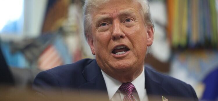 Trump rechaza aclarar si es el autor de su supuesta carta a Epstein.