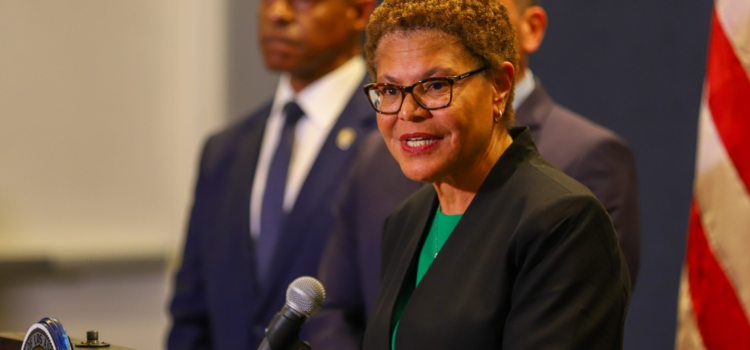 La alcaldesa de Los Ángeles, Karen Bass, anuncia resultados de negociaciones laborales