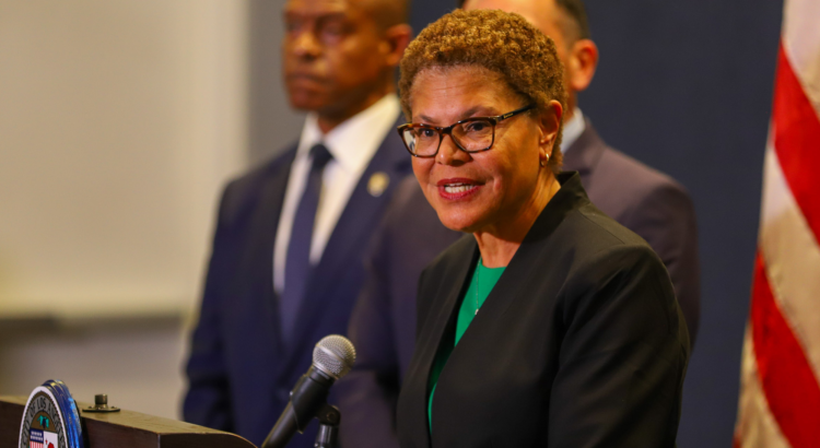 La alcaldesa de Los Ángeles, Karen Bass, anuncia resultados de negociaciones laborales