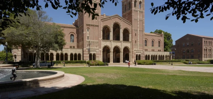 Estudiantes, profesores y personal de Universidad de California demandan a gobierno de Trump