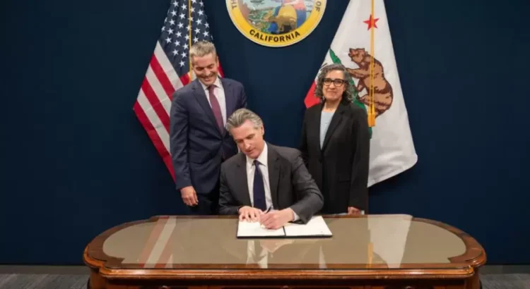 Newsom firma una ley para combatir el antisemitismo en las escuelas