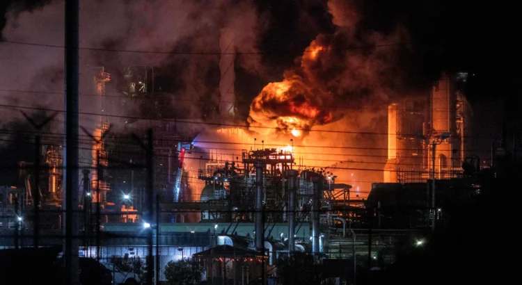 Estalla un enorme incendio en una refinería de Chevron justo a las afueras de Los Ángeles