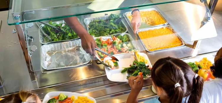 Nueva ley de California busca mejorar la nutrición escolar eliminando alimentos ultraprocesados