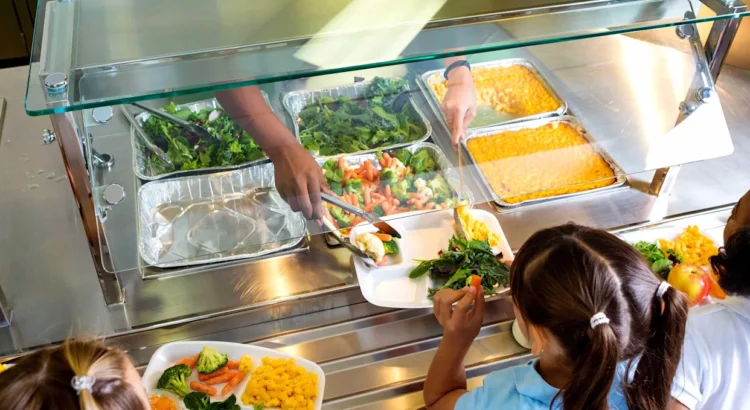 Nueva ley de California busca mejorar la nutrición escolar eliminando alimentos ultraprocesados
