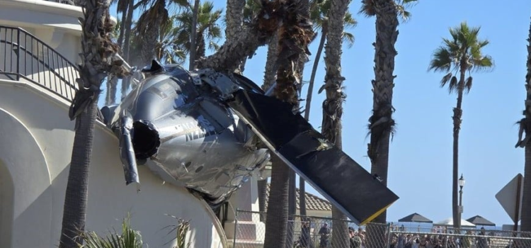 Impresionante accidente aéreo en Los Ángeles: un helicóptero se estrelló en una playa