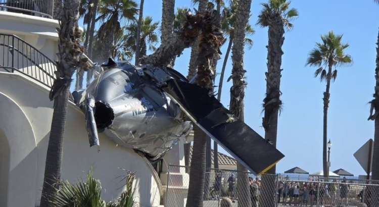 Impresionante accidente aéreo en Los Ángeles: un helicóptero se estrelló en una playa