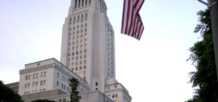 Los Ángeles solicitará política que prohíba el trabajo externo con agentes de inmigración.