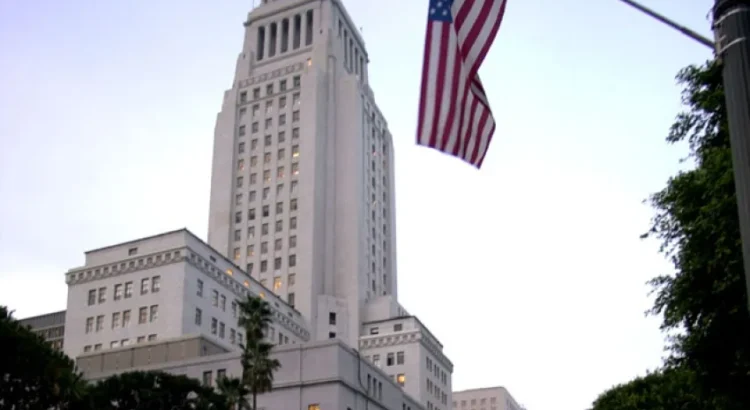 Los Ángeles solicitará política que prohíba el trabajo externo con agentes de inmigración.
