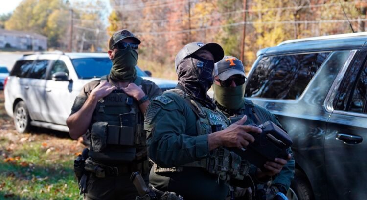 Gobierno demanda a California por prohibir a agentes cubrir sus rostros Gobierno demanda a California por prohibir a agentes cubrir sus rostros