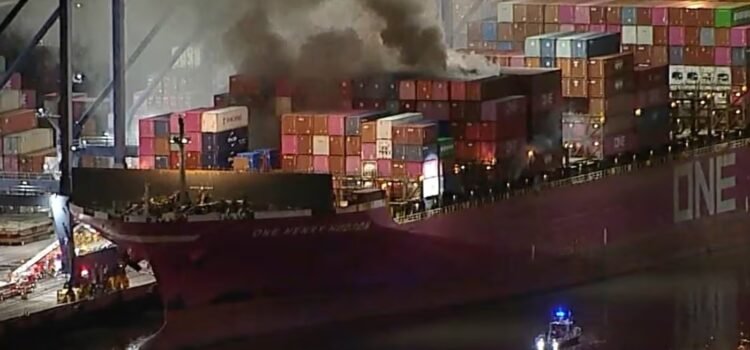 Incendio en un portacontenedores atracado en el puerto de Los Ángeles