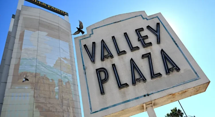 Comienza la demolición del histórico centro comercial Valley Plaza en Los Ángeles