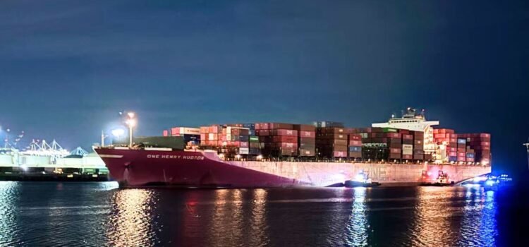 Un buque portacontenedores dañado por un incendio regresa al puerto de Los Ángeles.