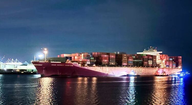 Un buque portacontenedores dañado por un incendio regresa al puerto de Los Ángeles. Un buque portacontenedores dañado por un incendio regresa al puerto de Los Ángeles.