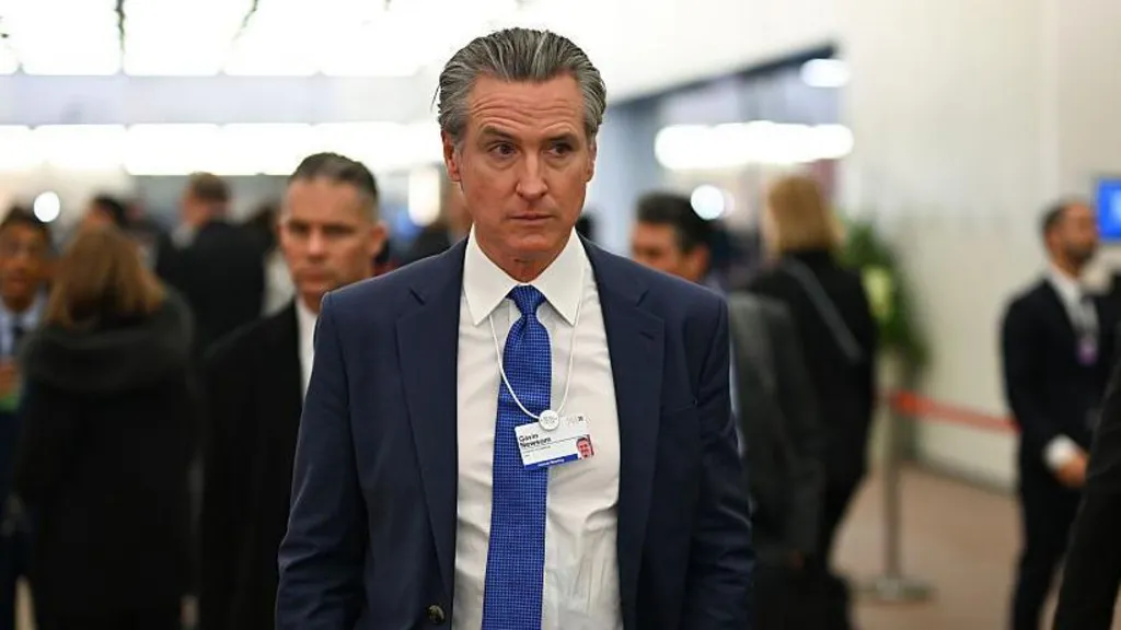 El gobernador de California, Newsom, dice que la Casa Blanca bloqueó su evento de Davos