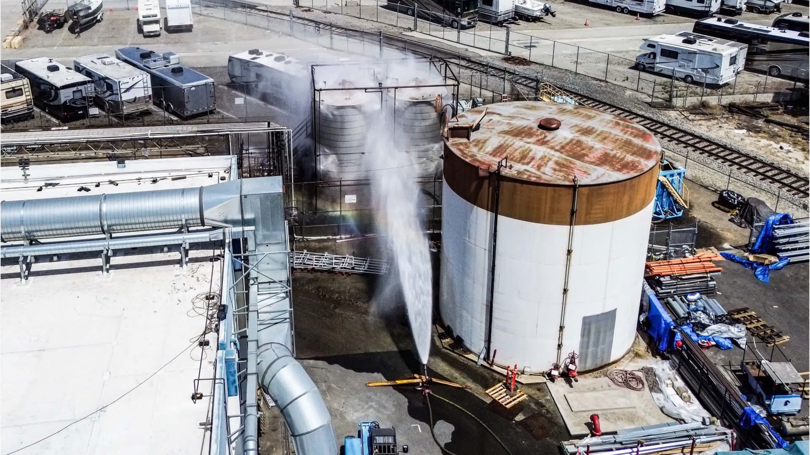 Las autoridades de California afirman que se ha “eliminado” la amenaza de una explosión masiva de un tanque de productos químicos.